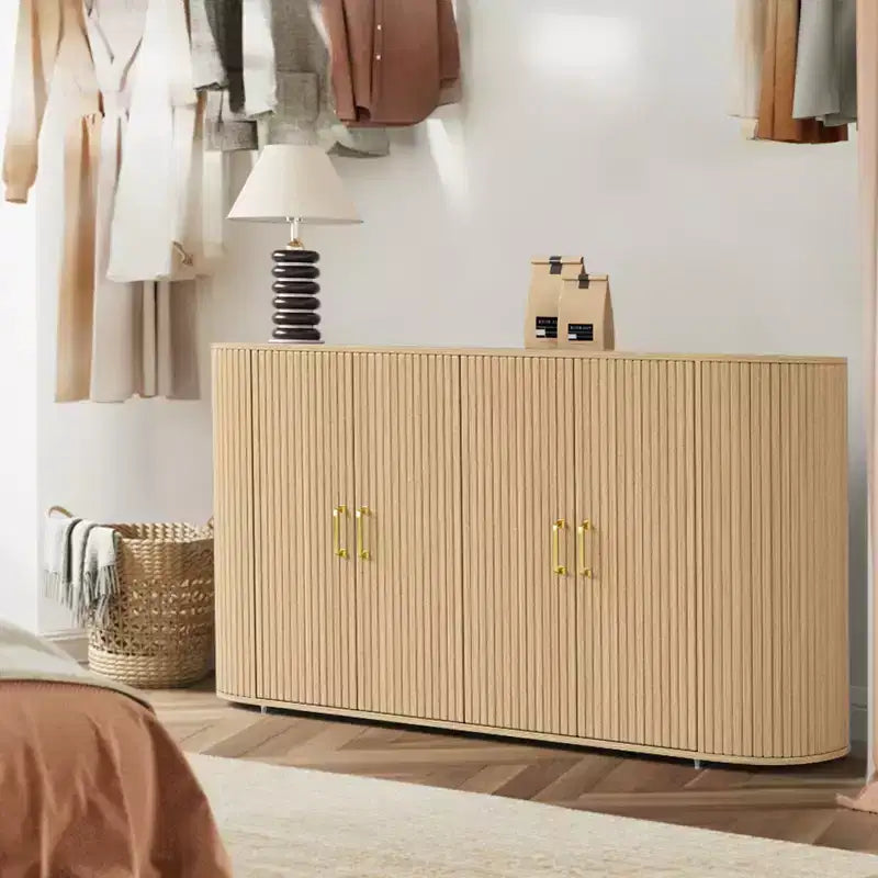 Credenza marrone con scanalature in legno, mobile contenitore a 4 ante per 1 spazio