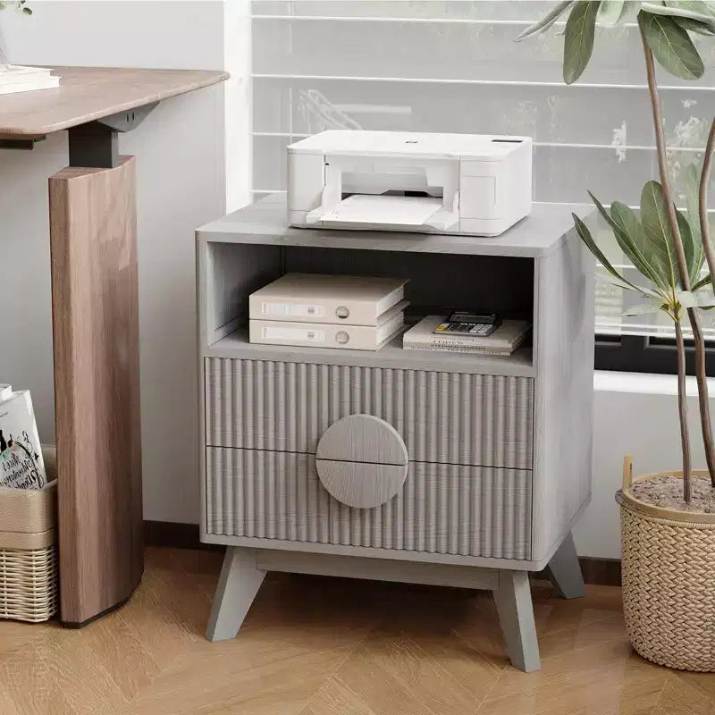Comodino scanalato marrone/grigio con stazione di ricarica, 2 cassetti e ripiano aperto, 1-2 pz
