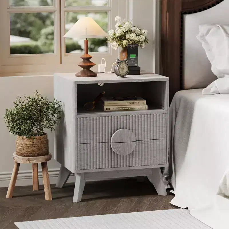 Comodino scanalato marrone/grigio con stazione di ricarica, 2 cassetti e ripiano aperto, 1-2 pz